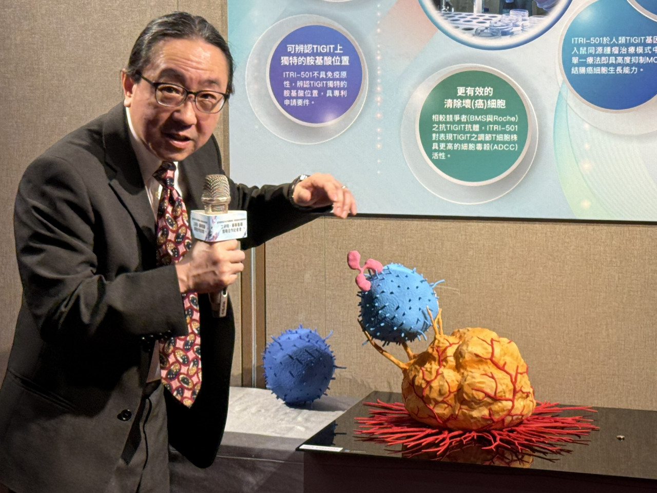 周民元解釋T細胞與惡性腫瘤的免疫檢查點作用方式。