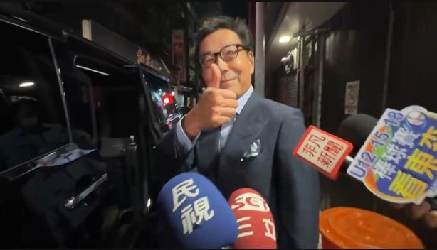 蔡明忠現身晚宴，更對媒體比出大拇指。圖／民視新聞網