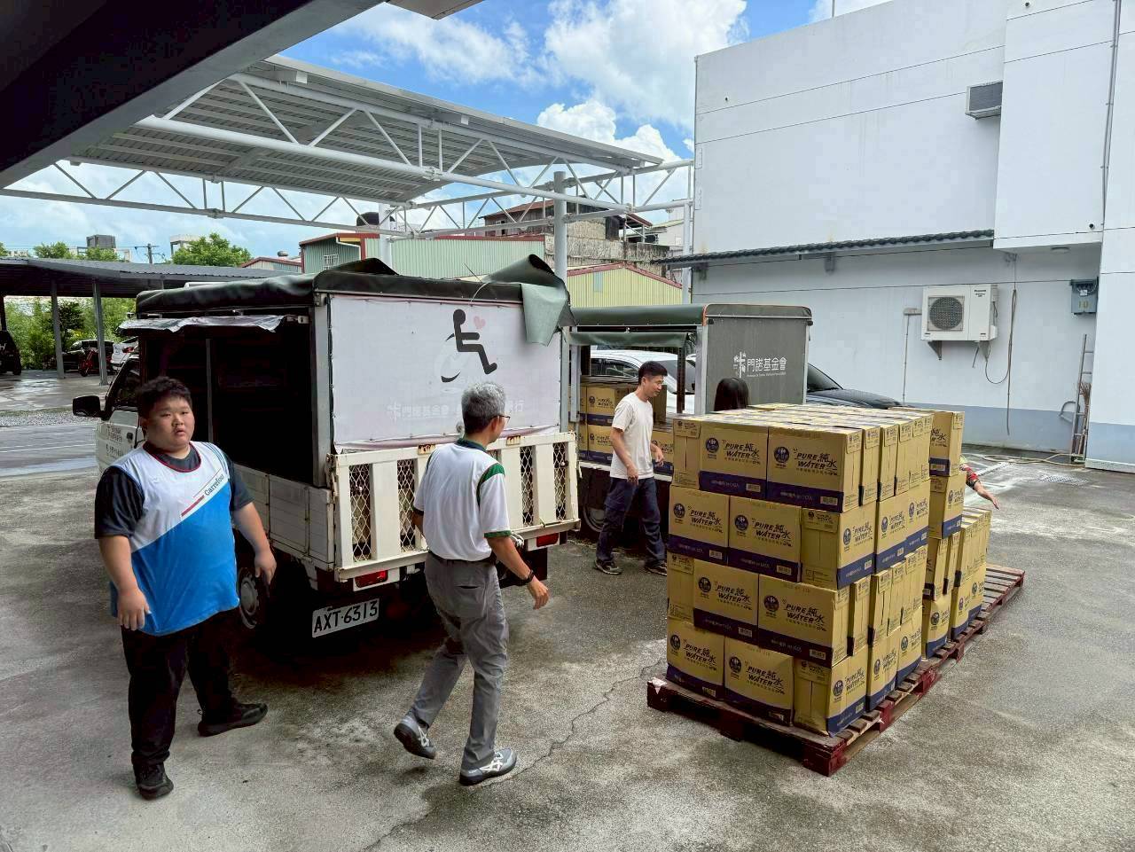 零售業第一時間將民生物資送往災區，圖為家樂福。
