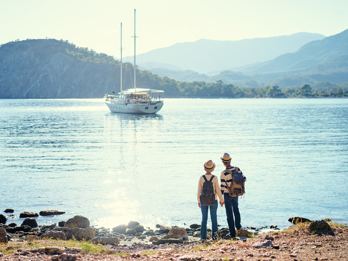 長輩退休人生超精彩！書法、旅遊樣樣來，還獲頒教育獎！