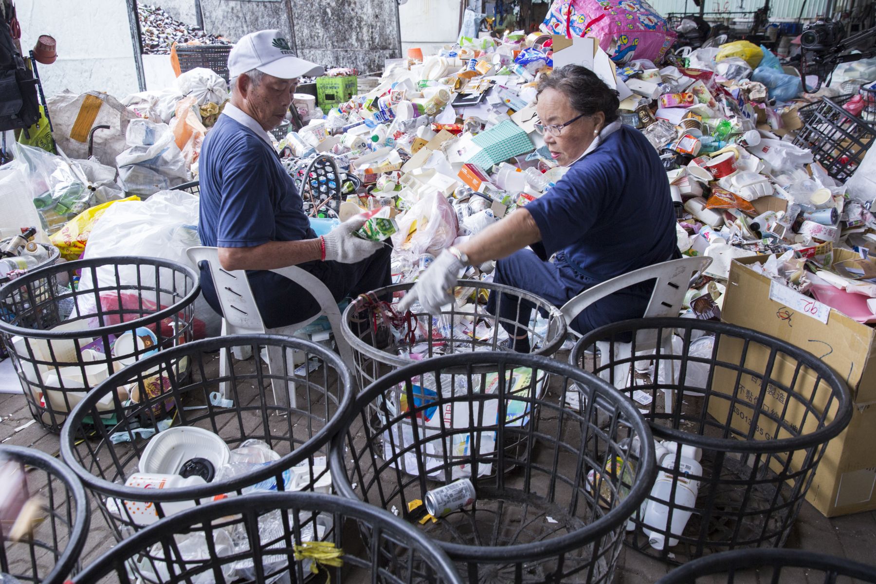 在花蓮慈濟醫院與回收站擔任志工的洪清海、林瓊雲夫婦已經簽署預立醫療決定，他們都不希望帶給孩子困擾，兩老每天仍然樂觀種菜或到醫院、環保回收站做志工。（黃子明攝）