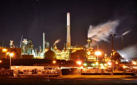 油王的煩惱：最值錢的祖產，到底該不該賣？