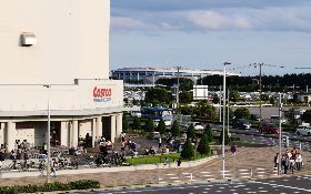 日本好市多「超乾淨」 民眾用餐推車整齊排排站