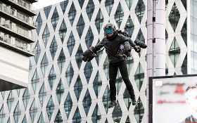 鋼鐵人成真！英國公司發明噴射套裝正式開賣 一圓粉絲英雄夢