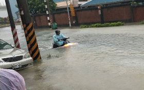 電動機車成水陸兩用車？ 水淹半個車身高仍能行駛掀網熱議