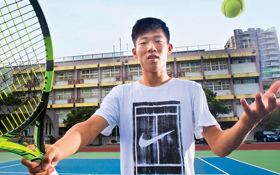 與費爸同天生！「夜市球王」曾俊欣躍美網官網