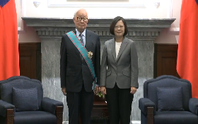 蔡英文頒發一等卿雲勳章 表彰張忠謀