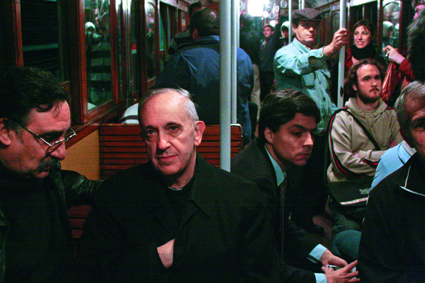 方濟各（左二）始終堅持搭公車通 勤。