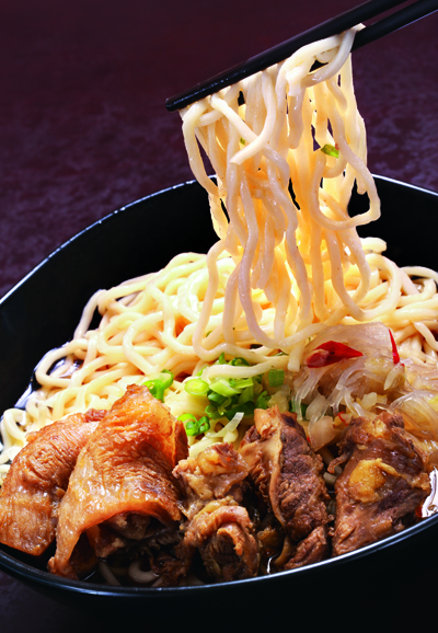 三犇的紅燒牛肉麵以兩種豆瓣醬為調味基礎,沒加醬油,顏 色不那麼沉,但湯頭味道甘醇。