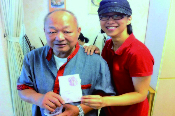 許堂仁師傅(左)把手藝傳給女兒許育菁(右),女兒青出 於藍,在發展出屬於自己的味道。