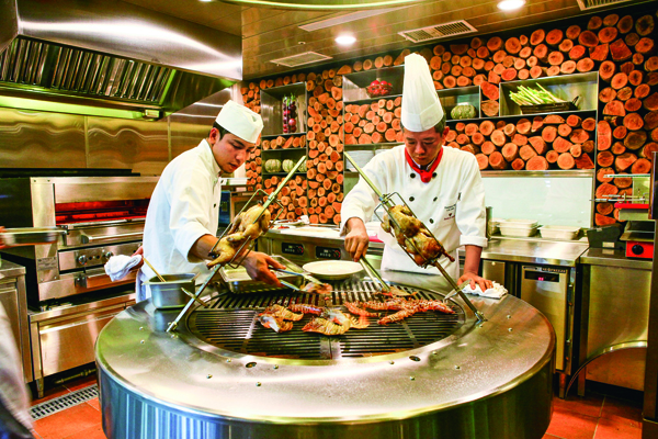 大型原木燒烤爐烤出來的食材噴 香可口,是Fresh & Aged的 祕密武器。