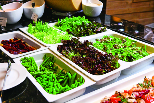 自助吧上提供多種生菜,每一種都青翠欲滴,令人開胃。