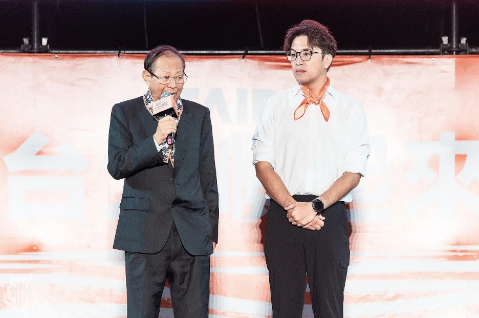 影／蘇姿丰父親蘇春槐現身力挺沈伯洋，哽咽「台北市長不需要權貴」：樂意把經驗跟「沈市長」分享