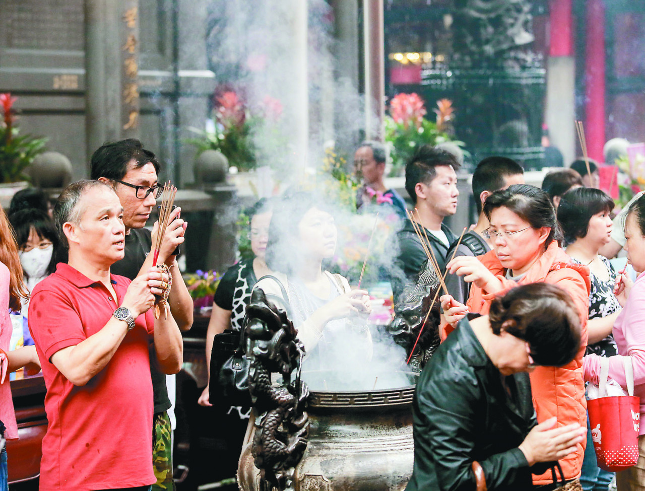 一份空汙檢測數據，讓燒香逾280年龍山寺禁香！擲筊菩薩同意、香客減3成又回來：「心香」祈福更清新