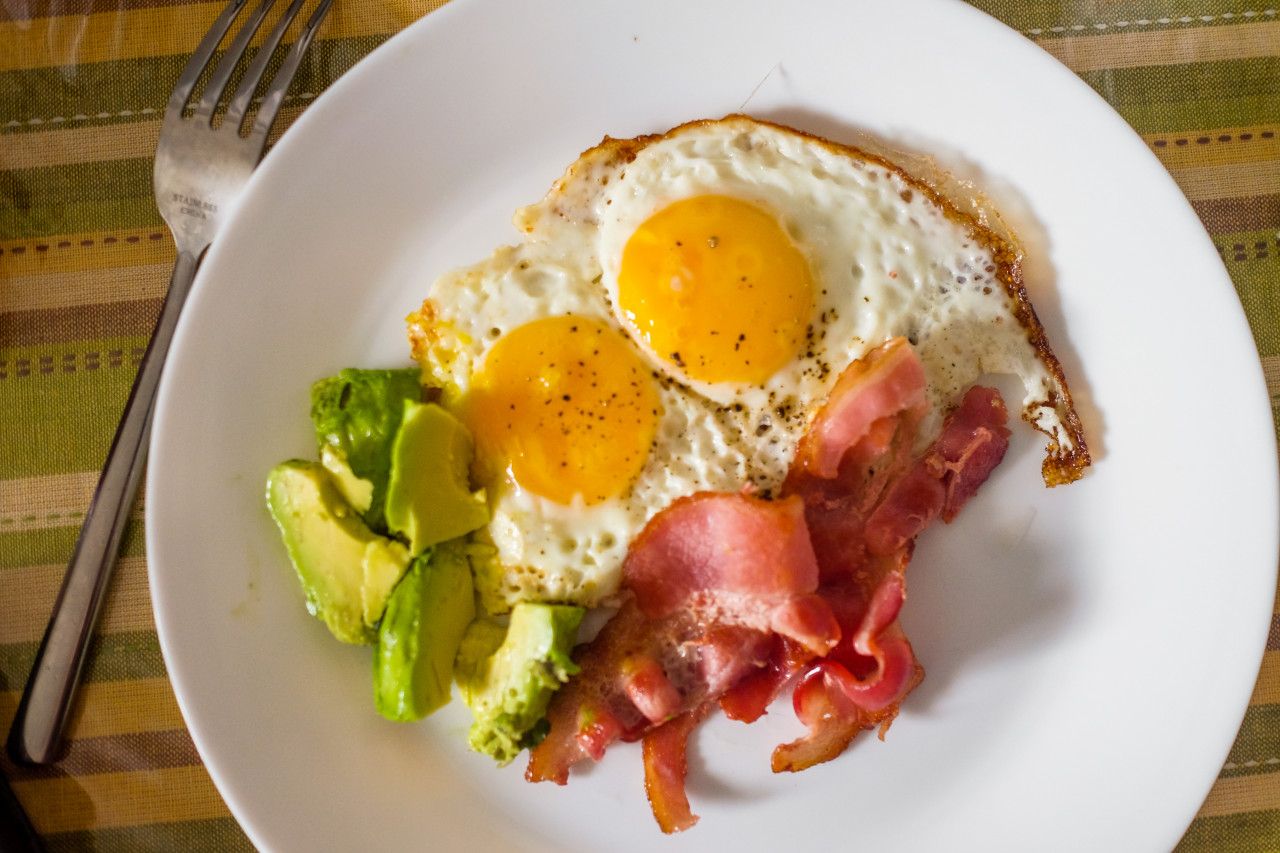 民生社區早午餐一盤580元是哄抬物價，還是符合地段身價？網分享「荷包蛋還要＋140」店家回應了