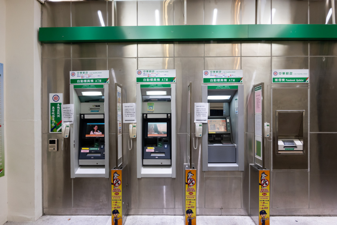 ATM領錢新規定上路！戴口罩、安全帽提款「忘記1動作」警示音大響…郵局、銀行名單曝光