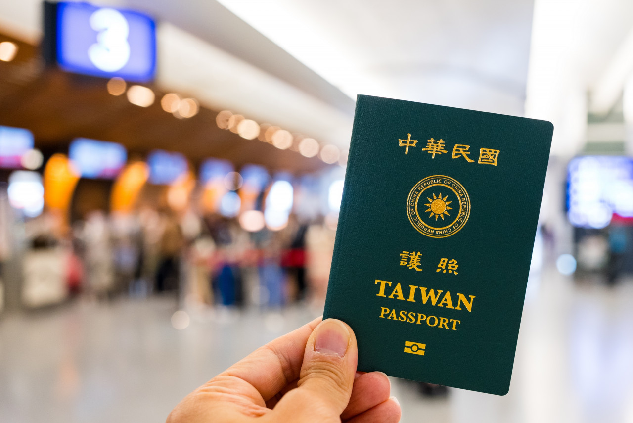 申辦「中國邊境旅遊護照」，台灣身分竟沒了！網紅揭民眾赴俄旅遊，誤信旅行社話術踩雷…移民署早已示警