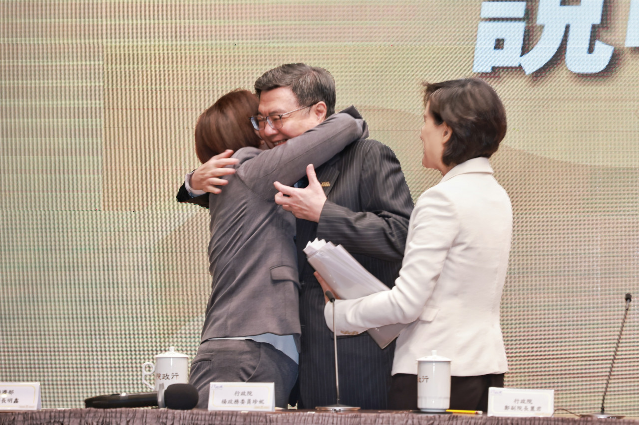 台美關稅談判看到曙光還沒到站！鄭麗君聲音顫抖、楊珍妮兩度落淚...卓榮泰曝9個月無時差攻防戰秘辛