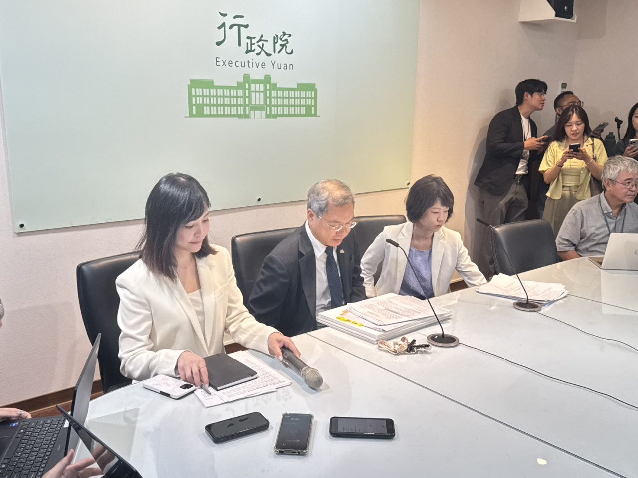 川普喊台積電投資美國3千億美金？行政院：不會幫企業宣布、有投審機制審查