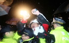 反勞基法修惡時力靜坐58小時 警方強制驅離護送立委就醫