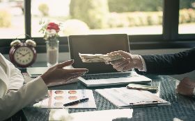 被老闆暗算？他工作兩年 月薪55K變25K　