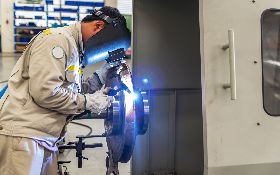 勞基法三讀通過 學者：週休二日再見