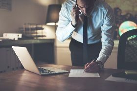 媽媽每天問要不要回家吃飯 他卻總是在加班.....