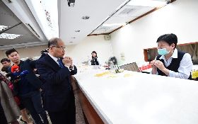 新護照誤植出包　李大維首度鞠躬致歉　