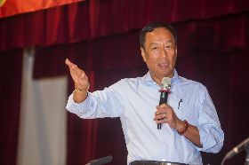 鴻海傳發百萬現金年終 台大教授：比我年薪還高