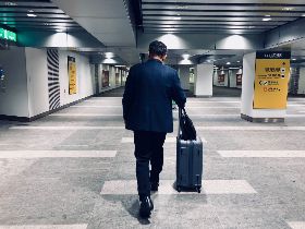 柯P出訪 臉書貼西裝背影照 網：這是金城武吧