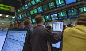 道瓊震盪範圍逾1000點 收高330點 仍創二年最大單週跌幅