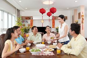 過年值班領雙倍薪 父：薪水多少爸爸包給妳