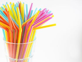 世界首例！連鎖速食店明年「內用禁用吸管」