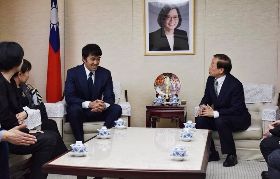 阿部寬實現承諾 祕訪謝長廷捐270萬元賑災