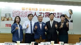 女士官轉職美睫師 月入上看6萬