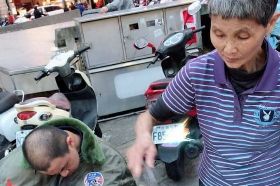 老夫婦抱病養癱兒 手術完就出來擺攤