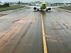 機師爆料！桃機滑行道充滿大坑洞