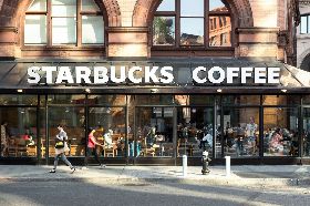 兩黑人未消費被星巴克趕出門 以1美元和解