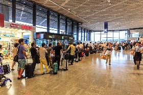 日本機場開白牌車接送旅客 台籍夫婦被捕