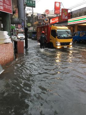 豪雨炸南台！鹿港老街成一片汪洋