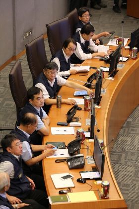 為何下午四點才放颱風假？柯P親上火線解答