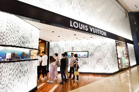 家中金援 中國年輕人花錢買名牌不手軟