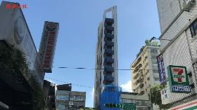 台北市中心赫見「薄片屋」 建商：都更破局很無奈
