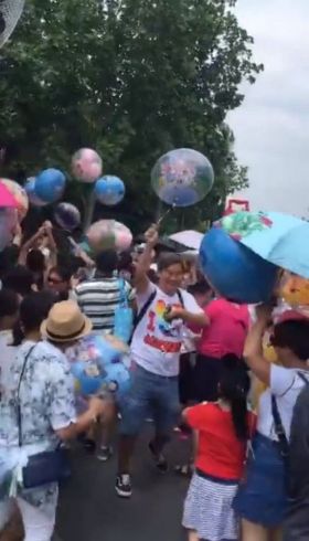 迪士尼氣球賣太貴？中國遊客集體搶氣球沒付錢