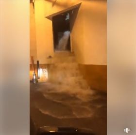 又淹了！高雄深夜下暴雨 百貨停車場變瀑布