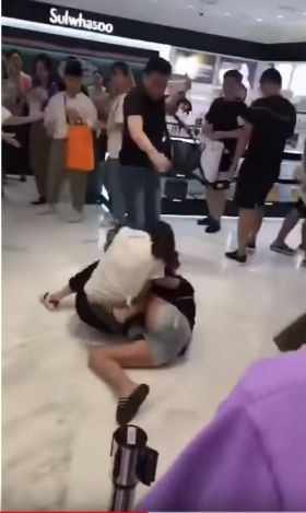 陸女在南韓免稅店大打出手 陸使館發文：文明購物