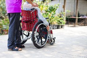 老闆跑路欠債百萬 他討債不成反幫忙照顧失智嬤