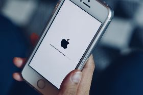 iOS 12又傳災情！ iPhone XS與舊機充電出現嚴重Bug