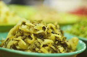 酸菜用腳踩、豆干發霉 知名牛肉麵店爆食安疑慮