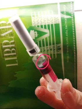 出包疫苗中疑有塑膠片 醫生推估：針筒遭汙染